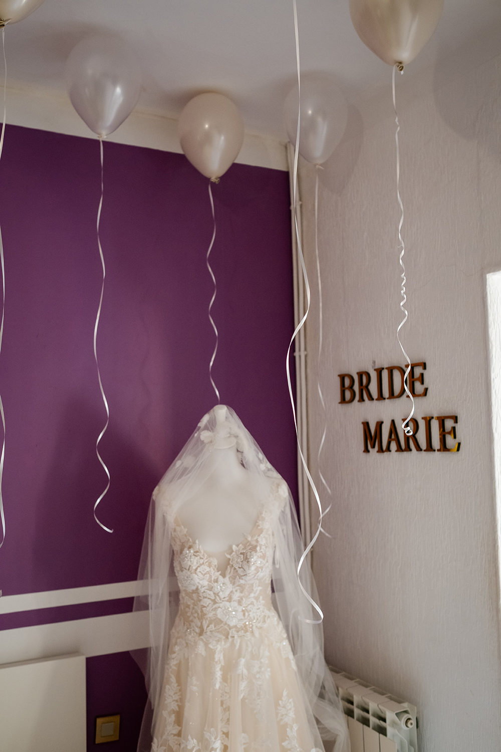 Robe de mariée sur cintre, prête pour la journée