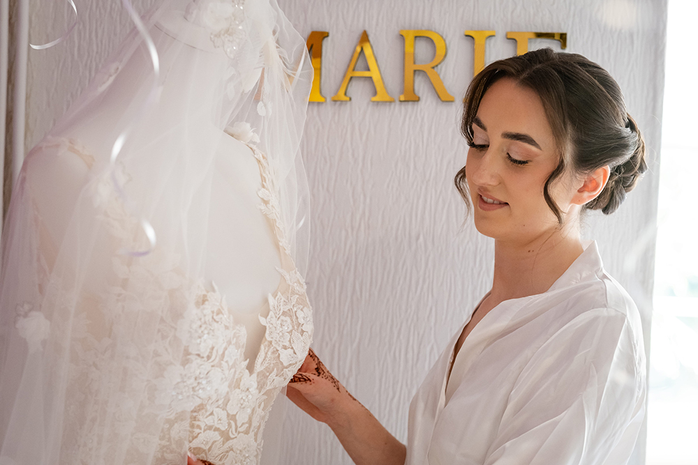Préparatifs de la mariée avec ses demoiselles d’honneur