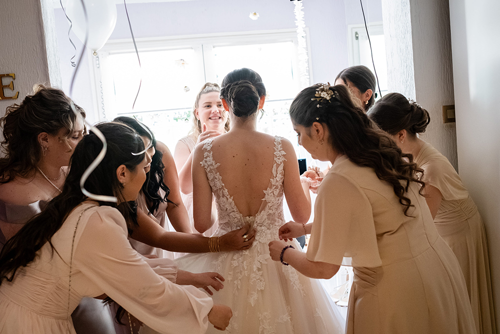 Ajustement de la robe par les demoiselles d’honneur