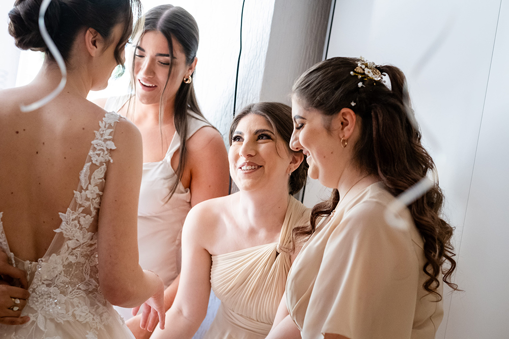 Moments complices entre la mariée et ses demoiselles d’honneur