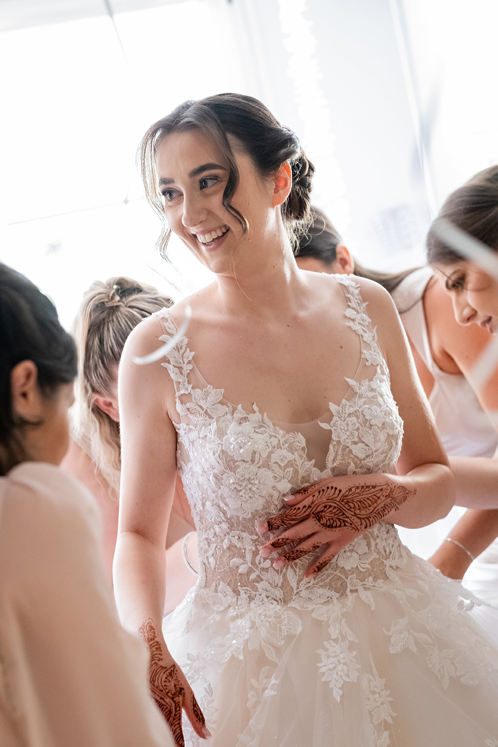 Rires et émotion pendant les préparatifs de la mariée