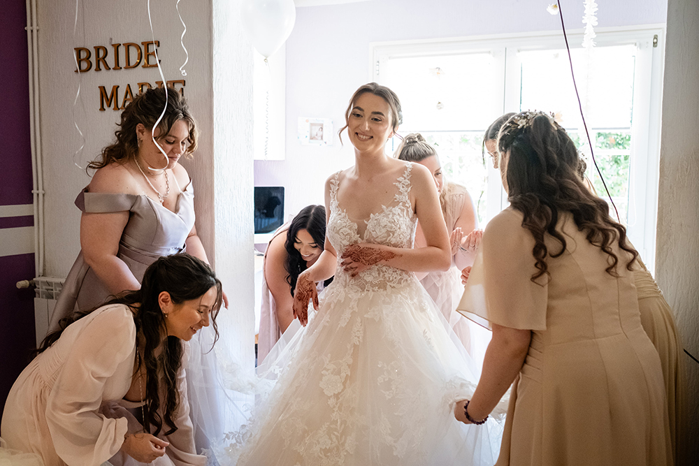 Ajustement du voile de la mariée avant la cérémonie