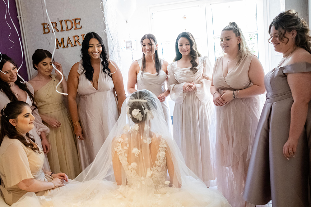 Vue de dos : la mariée entourée de ses demoiselles d’honneur