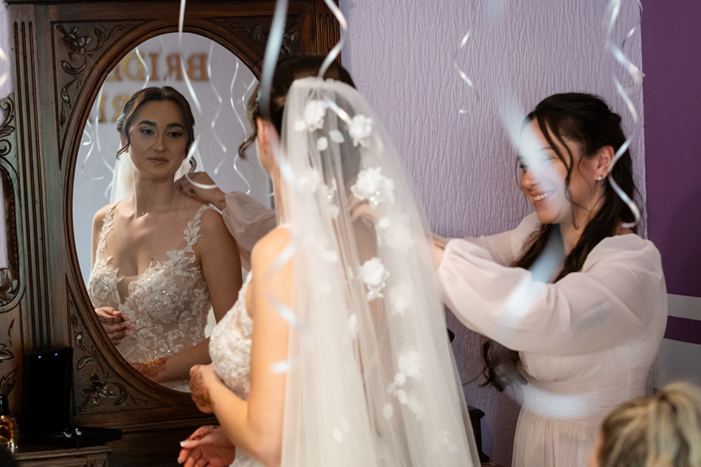 Préparatifs devant le miroir avec les demoiselles d’honneur