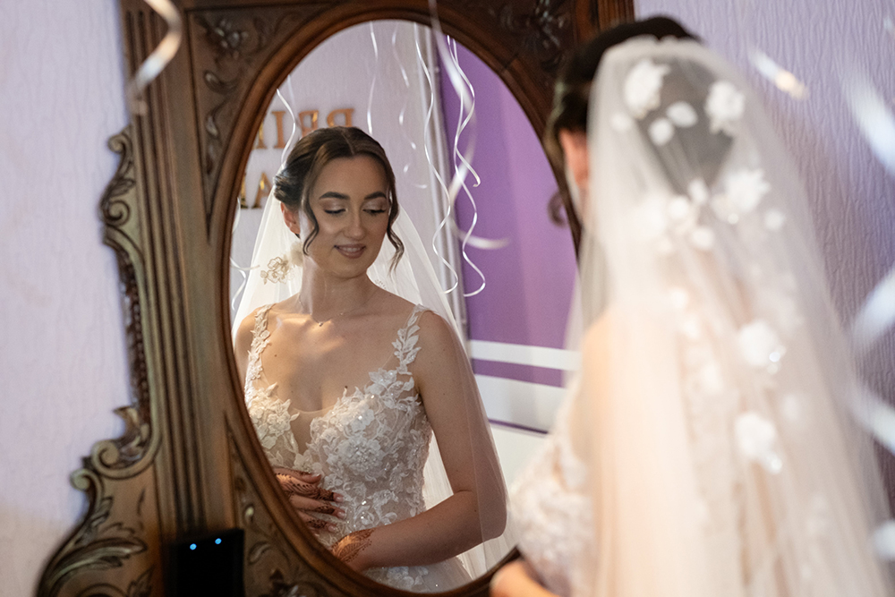 Derniers détails maquillage et coiffure de la mariée