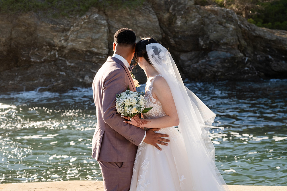 Mariée en robe au soleil couchant, Île du Gaou
