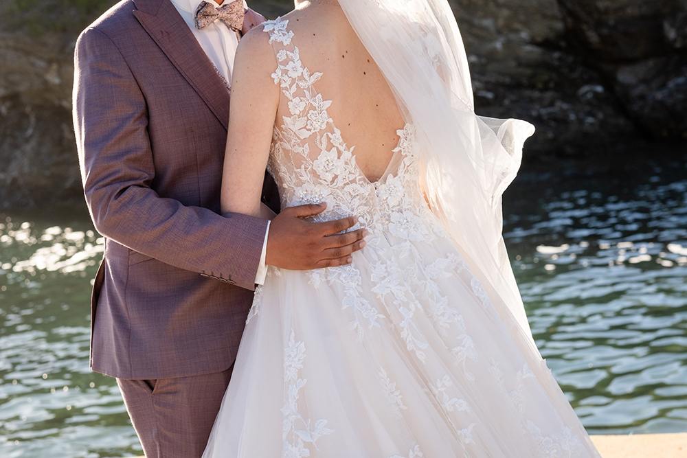 Main du marié dans le dos de la mariée, Île du Gaou