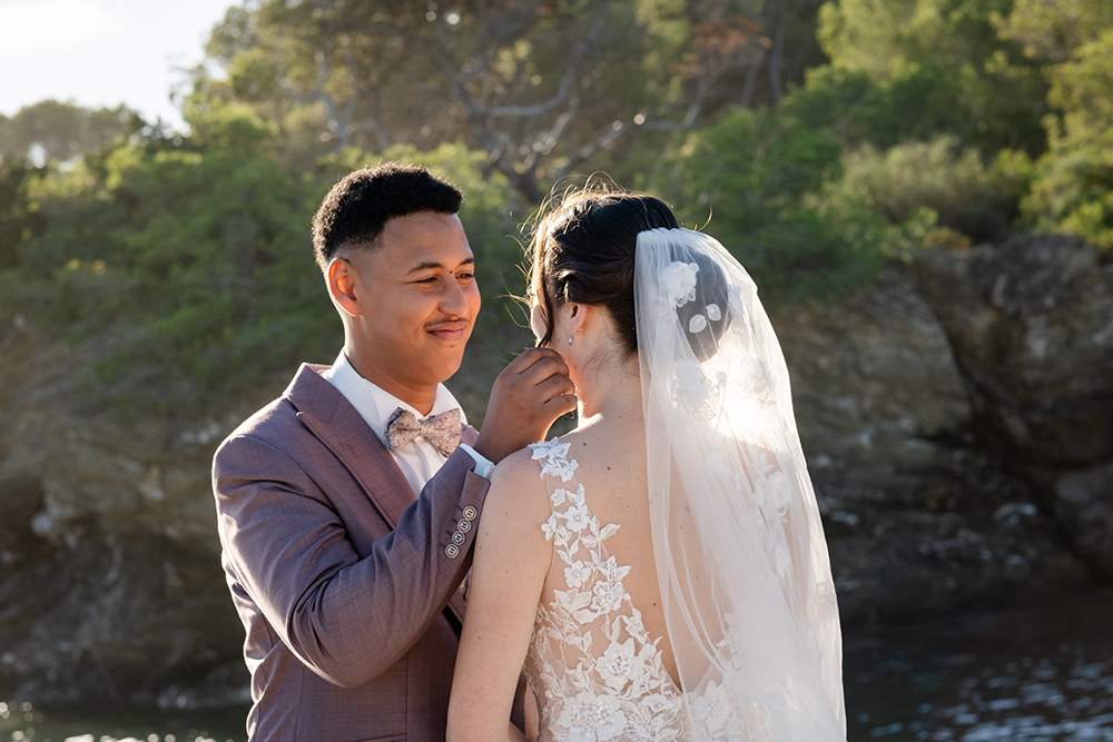 Caresse sur le visage de la mariée, instant doux