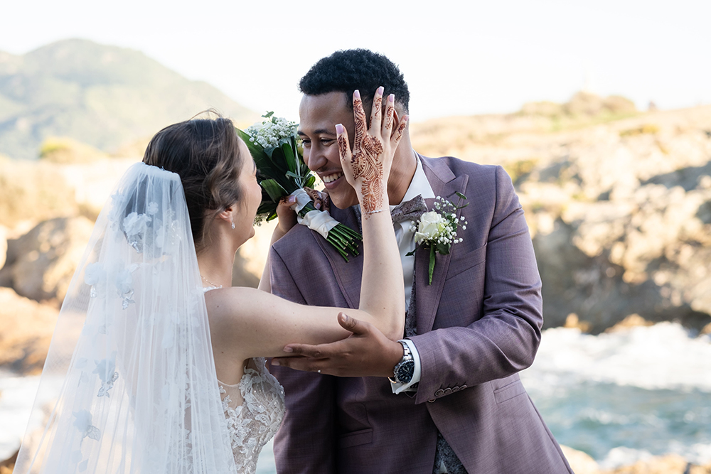 Caresse du marié sur le visage de la mariée