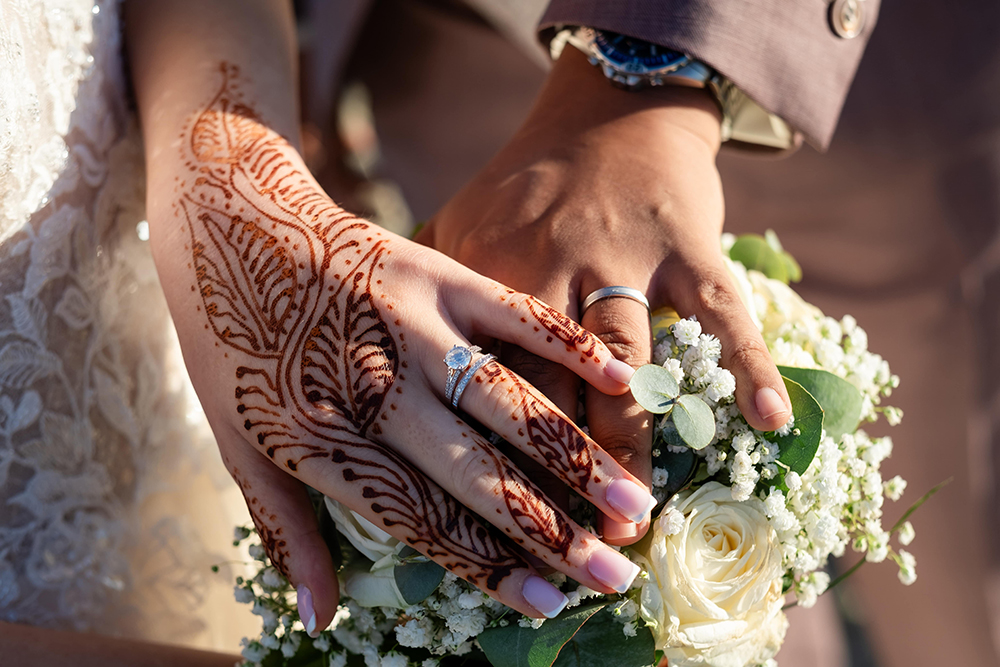 Mains au henné et alliance de la mariée, détail