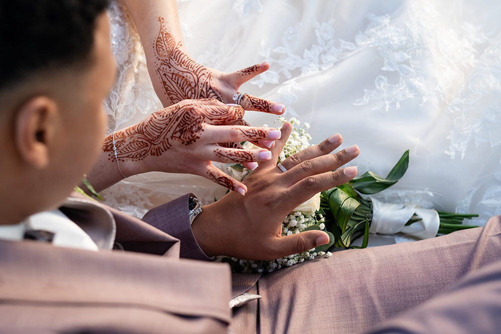 Détail du henné sur les mains de la mariée