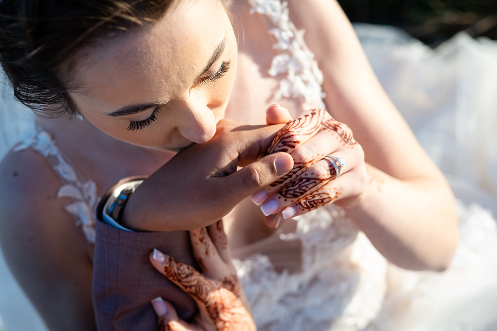 Baiser sur la main au henné de la mariée