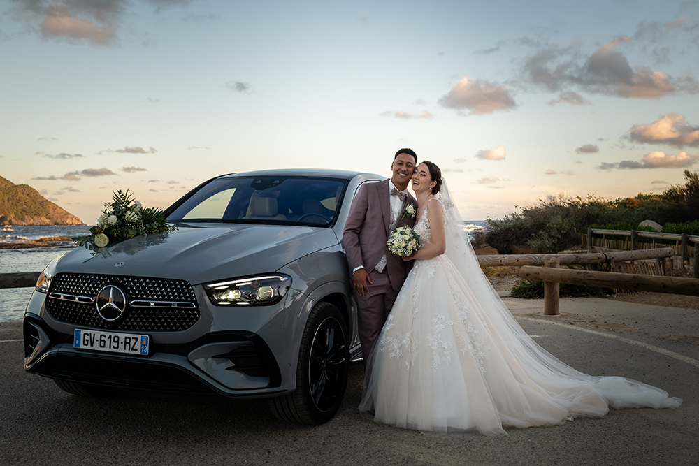 Complicité des mariés près de la voiture location de mariage, littoral