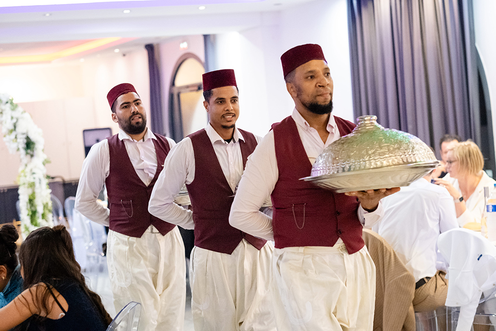 Serveurs en tenue, réception au style oriental