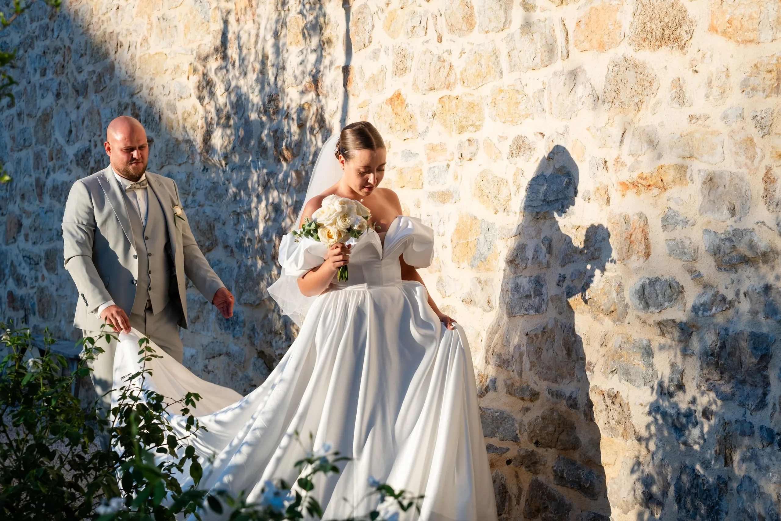 Flora et Mathieu marchant dans la lumière au Château de la Cheylane